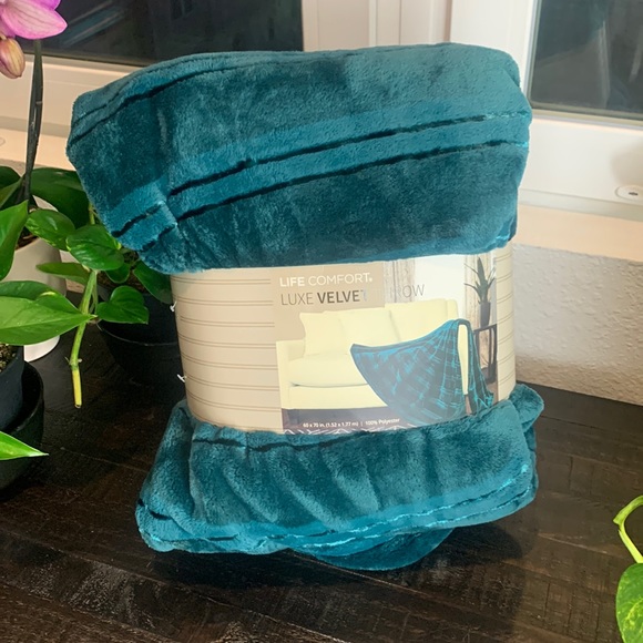 life comfort Other - NEW Life Comfort Green Luxe Velvet Throw 60 x 70 in. Polyester
